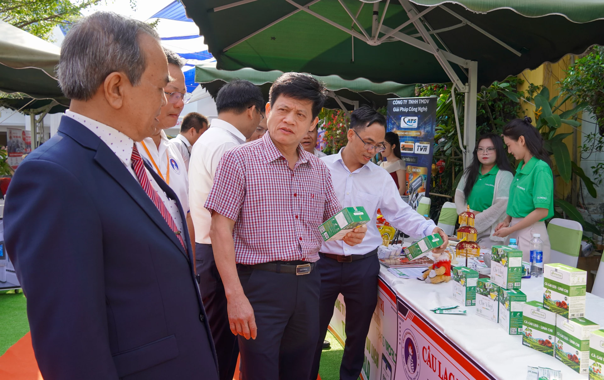 Phó Chủ tịch UBND tỉnh Lê Văn Bảo tham quan các gian hàng tại hội chợ- Ảnh: N.H