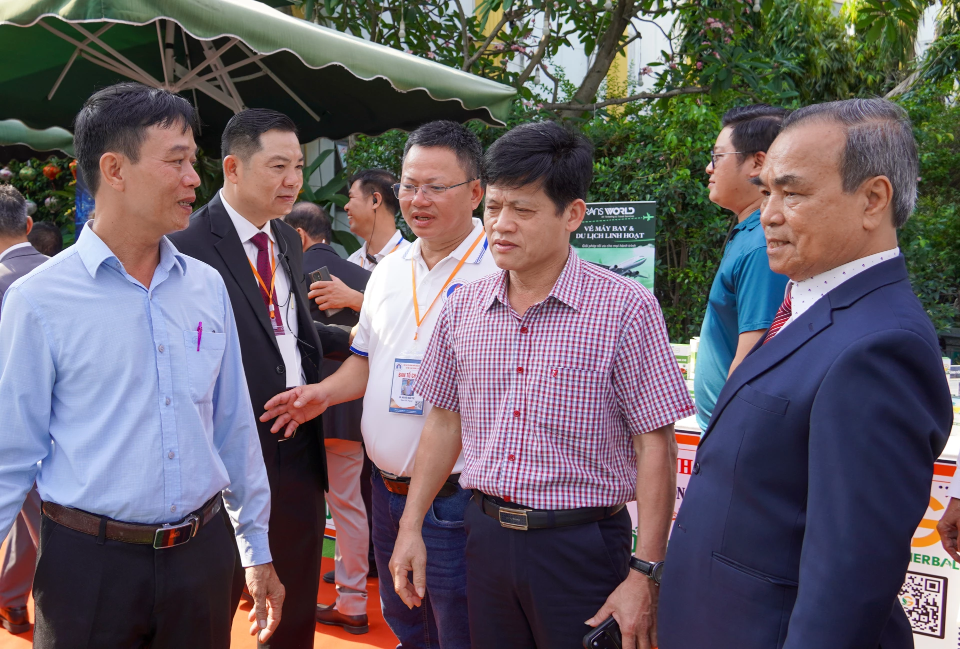 Phó Chủ tịch UBND tỉnh Lê Văn Bảo trao đổi với các doanh nghiêp - Ảnh: N.H