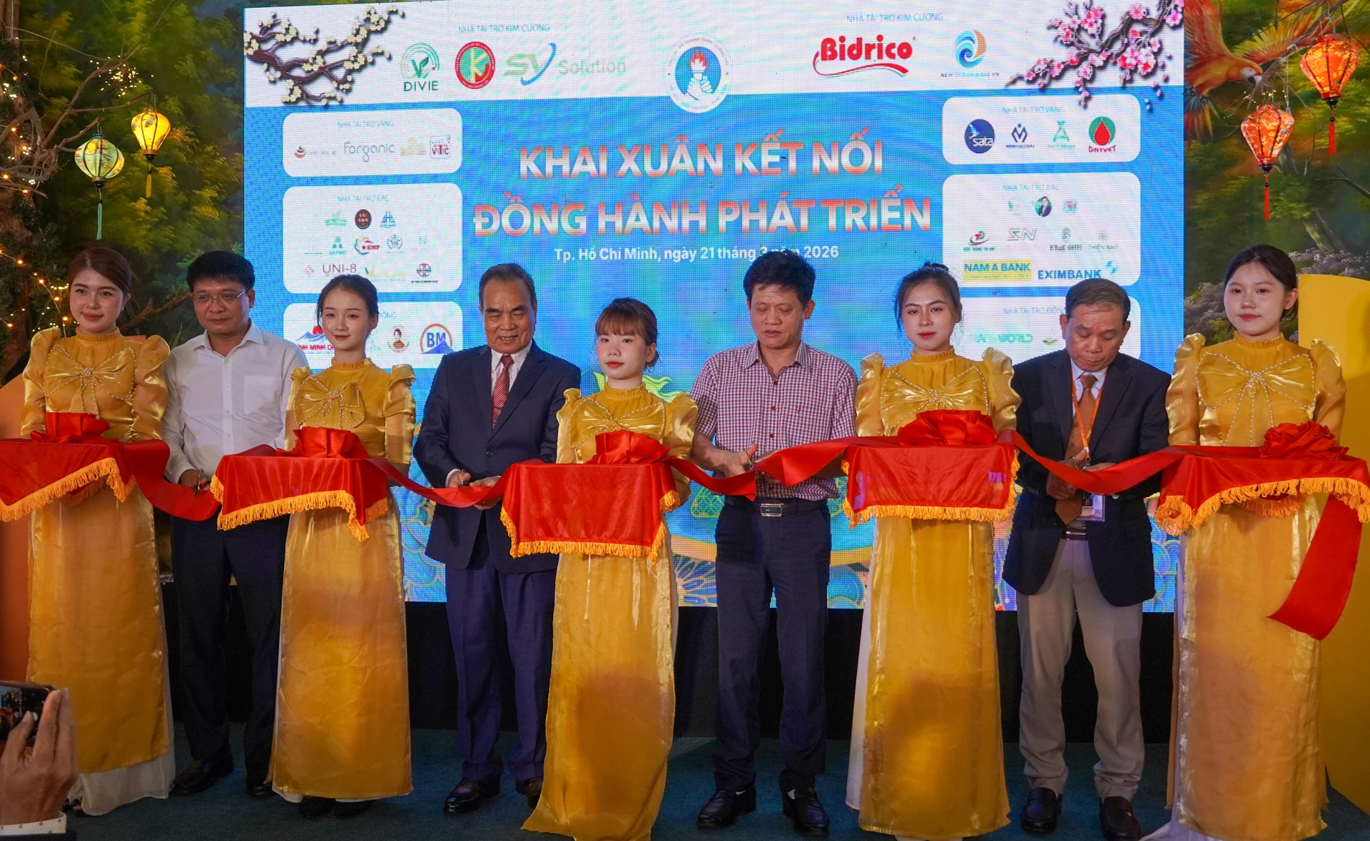 Phó Chủ tịch UBND tỉnh Lê Văn Bảo cùng đại diện CLB Doanh nhân Quảng Trị tại TP. Hồ Chí Minh cắt băng khai mạc hội chợ - Ảnh: N.H