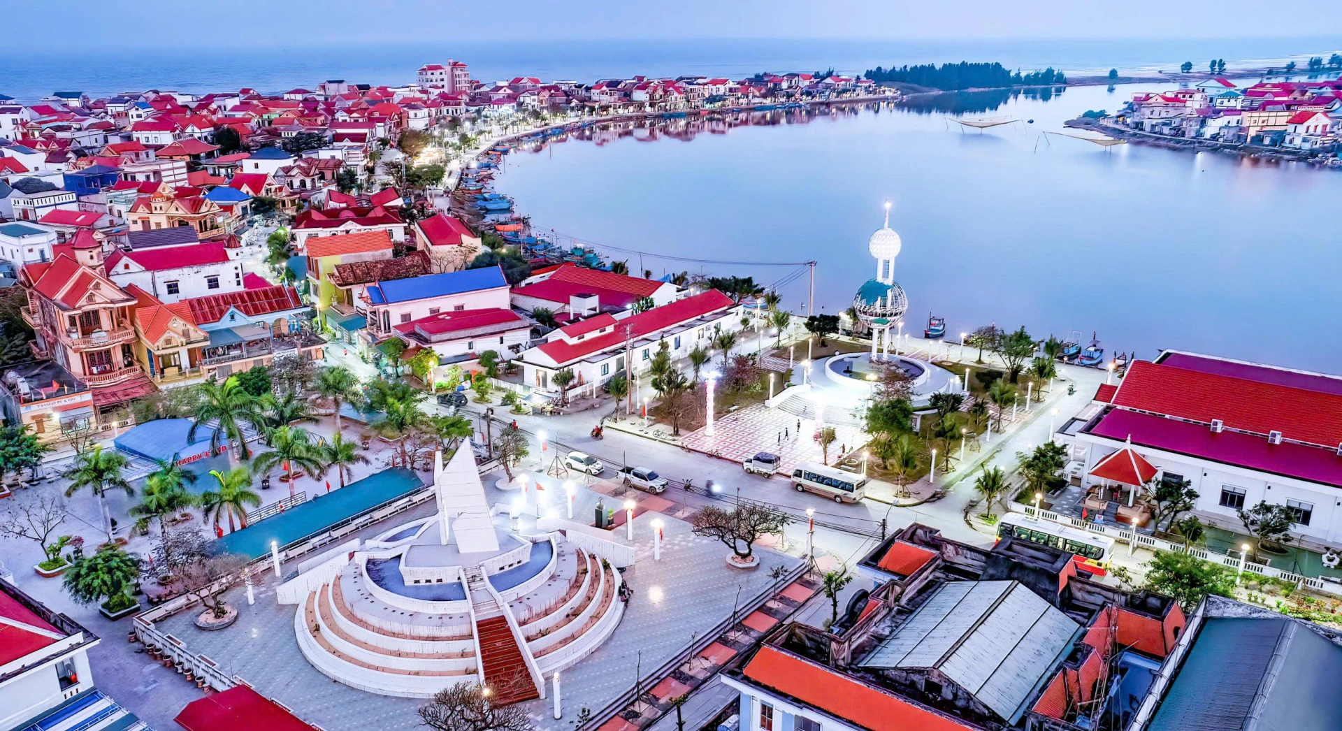 Làng Lý Hòa khang trang như một phố nhỏ ven sông - Ảnh: Trần Thuận