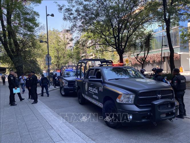 Các phương tiện của lực lượng an ninh được bố trí tại nhiều tuyến đường ở Mexico City để tăng cường kiểm soát tình hình. Ảnh tư liệu: Phương Lan/TTXVN