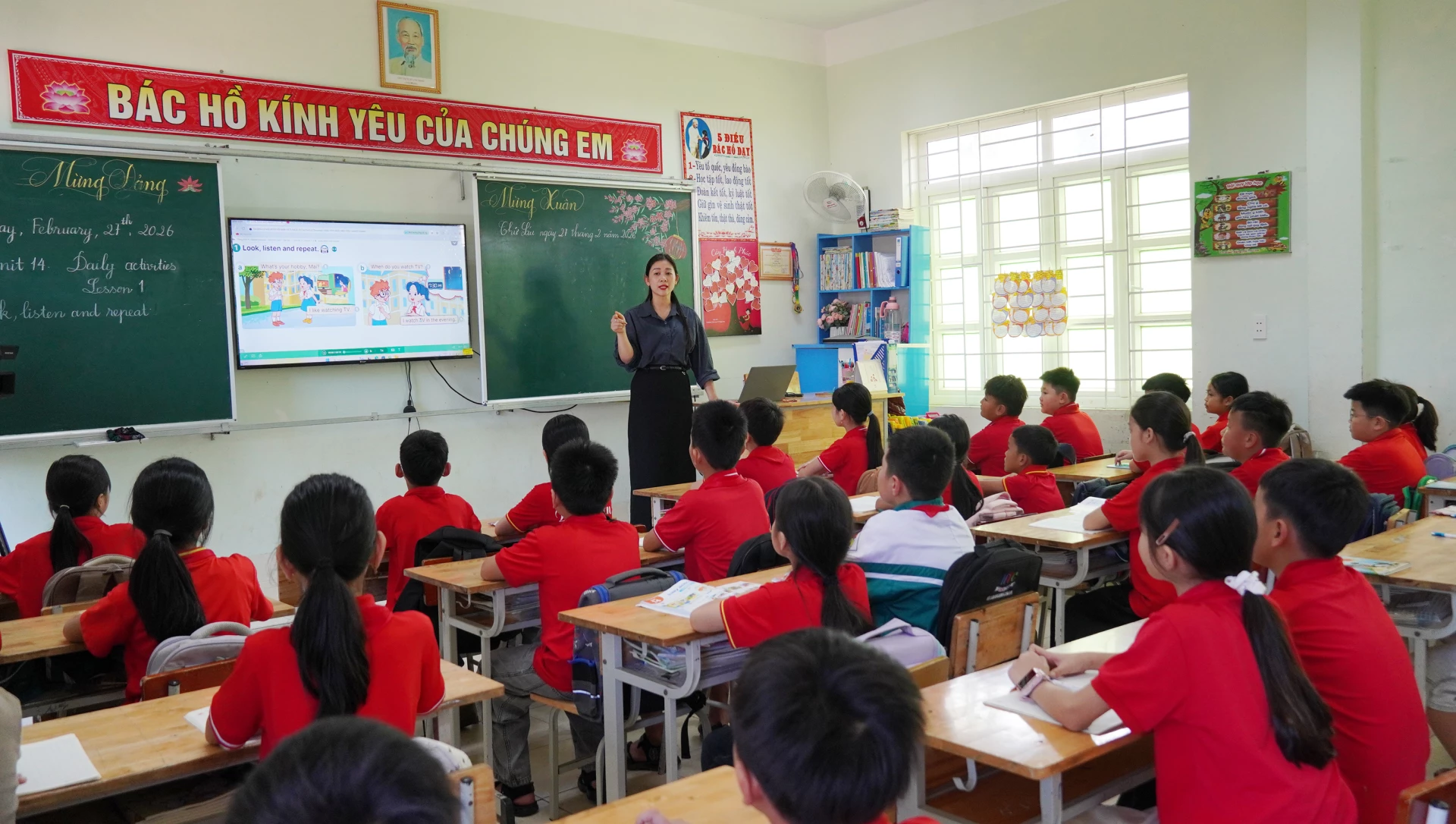 Giáo viên dạy tiếng Anh nhiều trường học trên địa bàn xã Minh Hóa phải cùng lúc dạy nhiều lớp - Ảnh: C.H