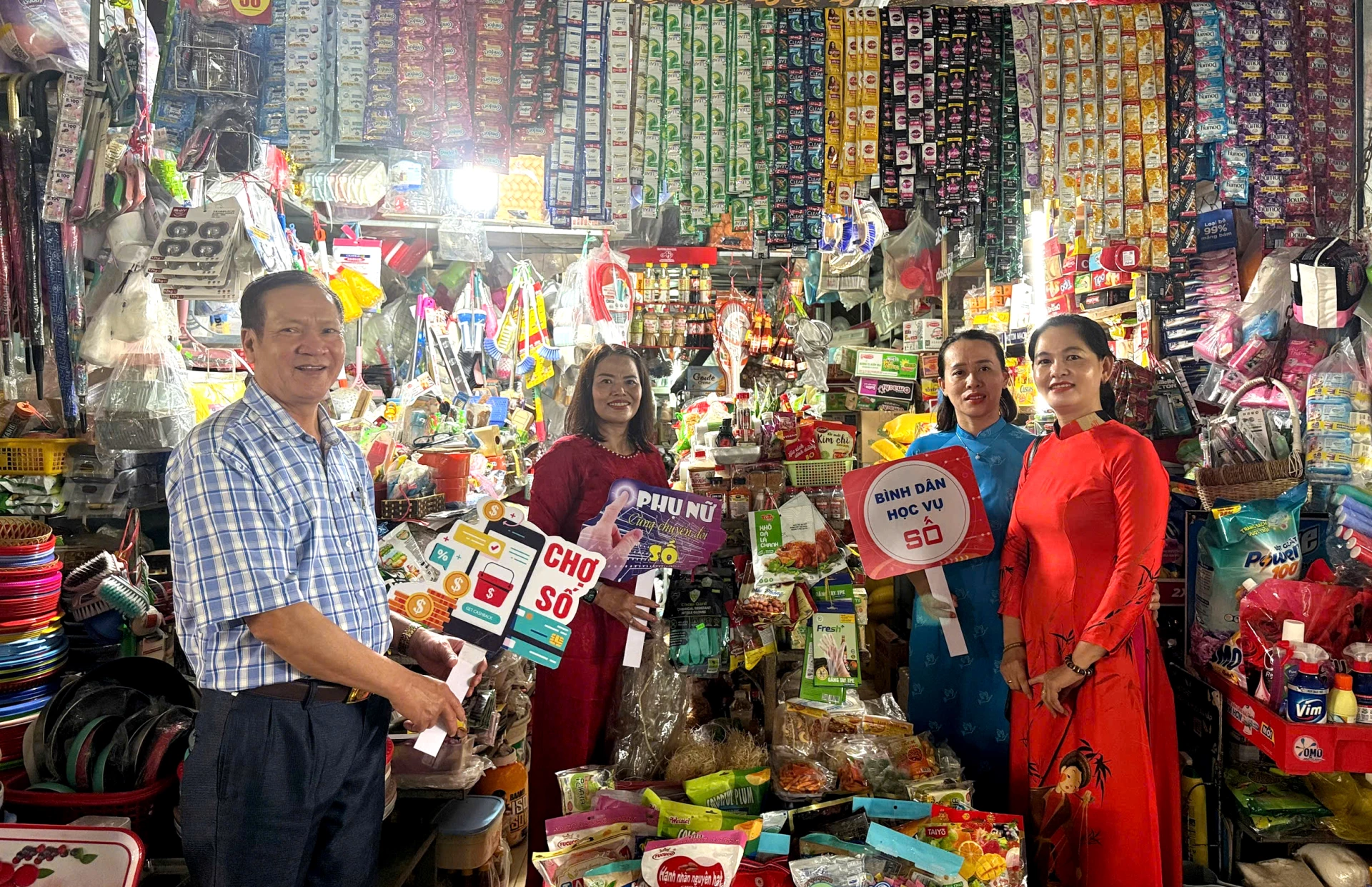 Mô hình “Chợ số” nhằm giúp tiểu thương tiếp cận với phương thức thanh toán hiện đại - Ảnh: H.Tr.