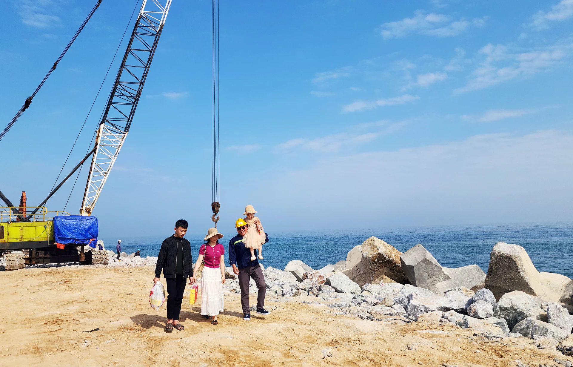 Hạnh phúc của gia đình anh Đàn, chị Oanh khi được gặp nhau trên công trường trước thềm xuân mới - Ảnh: T.L