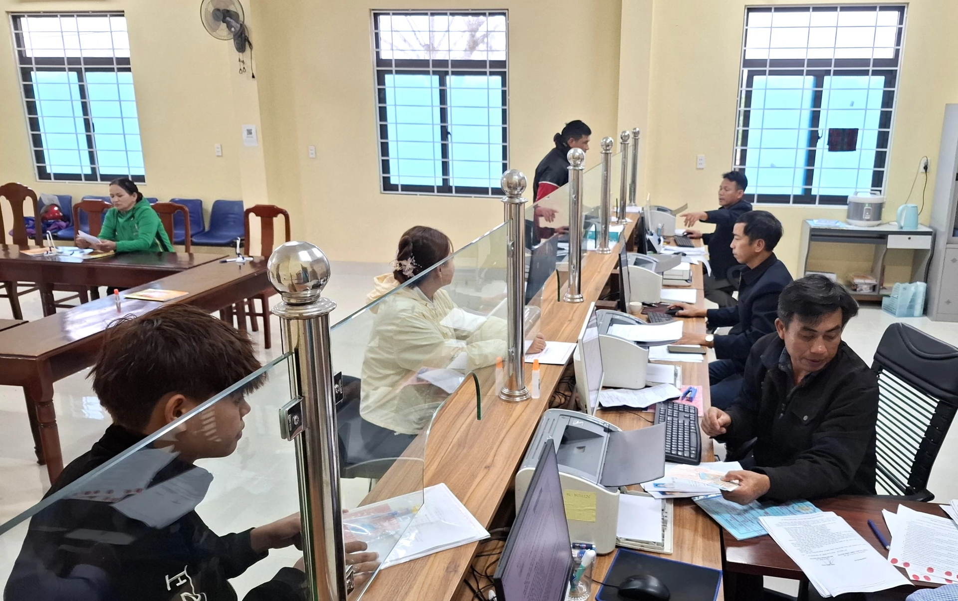 Người dân làm thủ tục hành chính tại Trung tâm Phục vụ hành chính công xã Mỹ Thủy - Ảnh: S.H