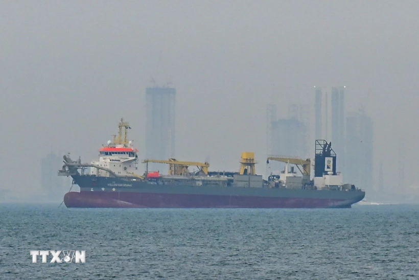 Tàu chở hàng thả neo ngoài khơi bờ biển Các tiểu vương quốc Arab Thống nhất (UAE) do tuyến đường hàng hải bị gián đoạn ở eo biển Hormuz khi xung đột bùng phát giữa Mỹ-Israel và Iran, ngày 2/3/2026. (Ảnh: Anadolu Agency/TTXVN)