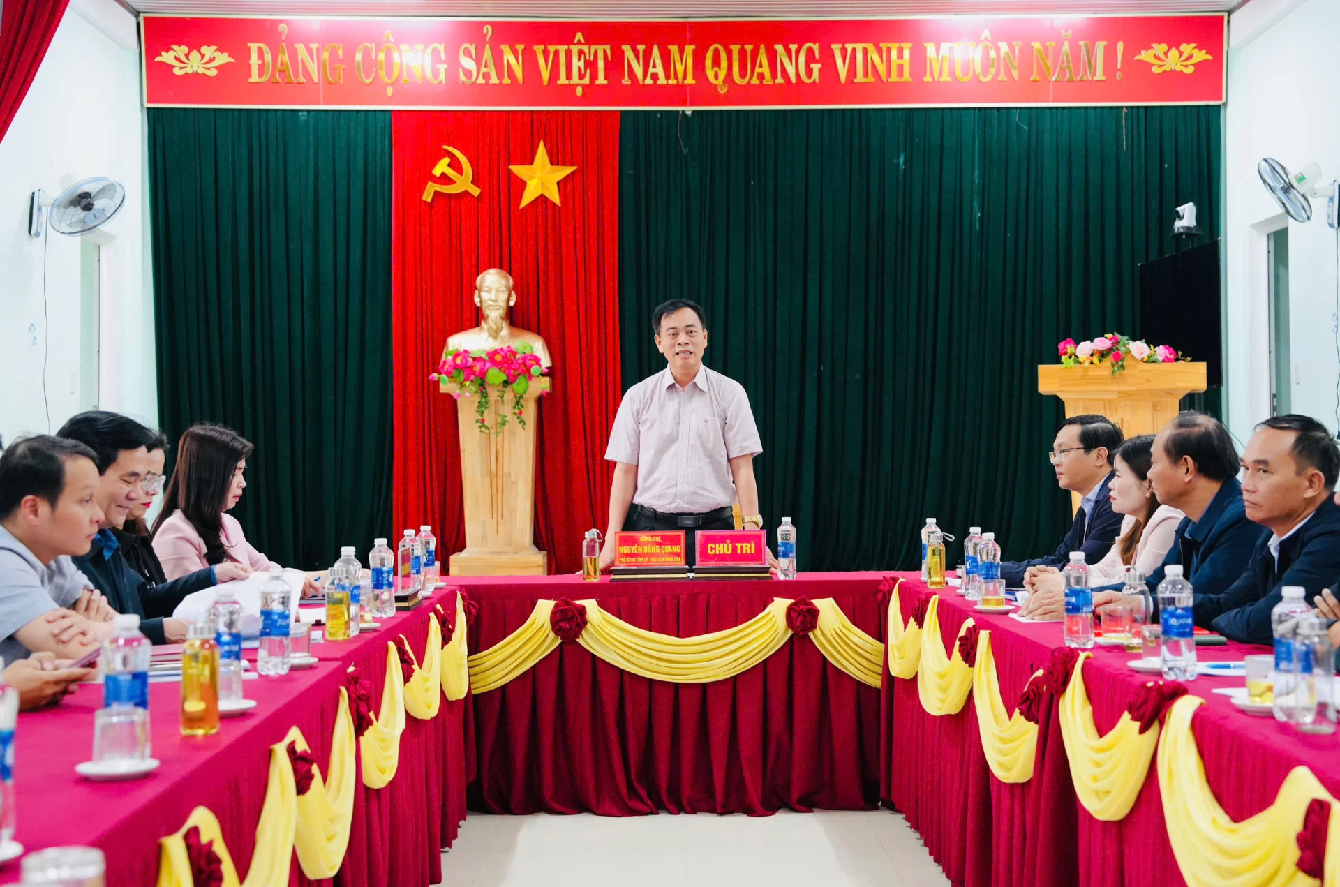 Đồng chí Nguyễn Đăng Quang, Phó Bí thư Tỉnh ủy, Chủ tịch HĐND tỉnh, Chủ tịch UBBC tỉnh kiểm tra công tác chuẩn bị tổ chức bầu cử tại xã Nam Cửa Việt - Ảnh: Mỹ Nhị 