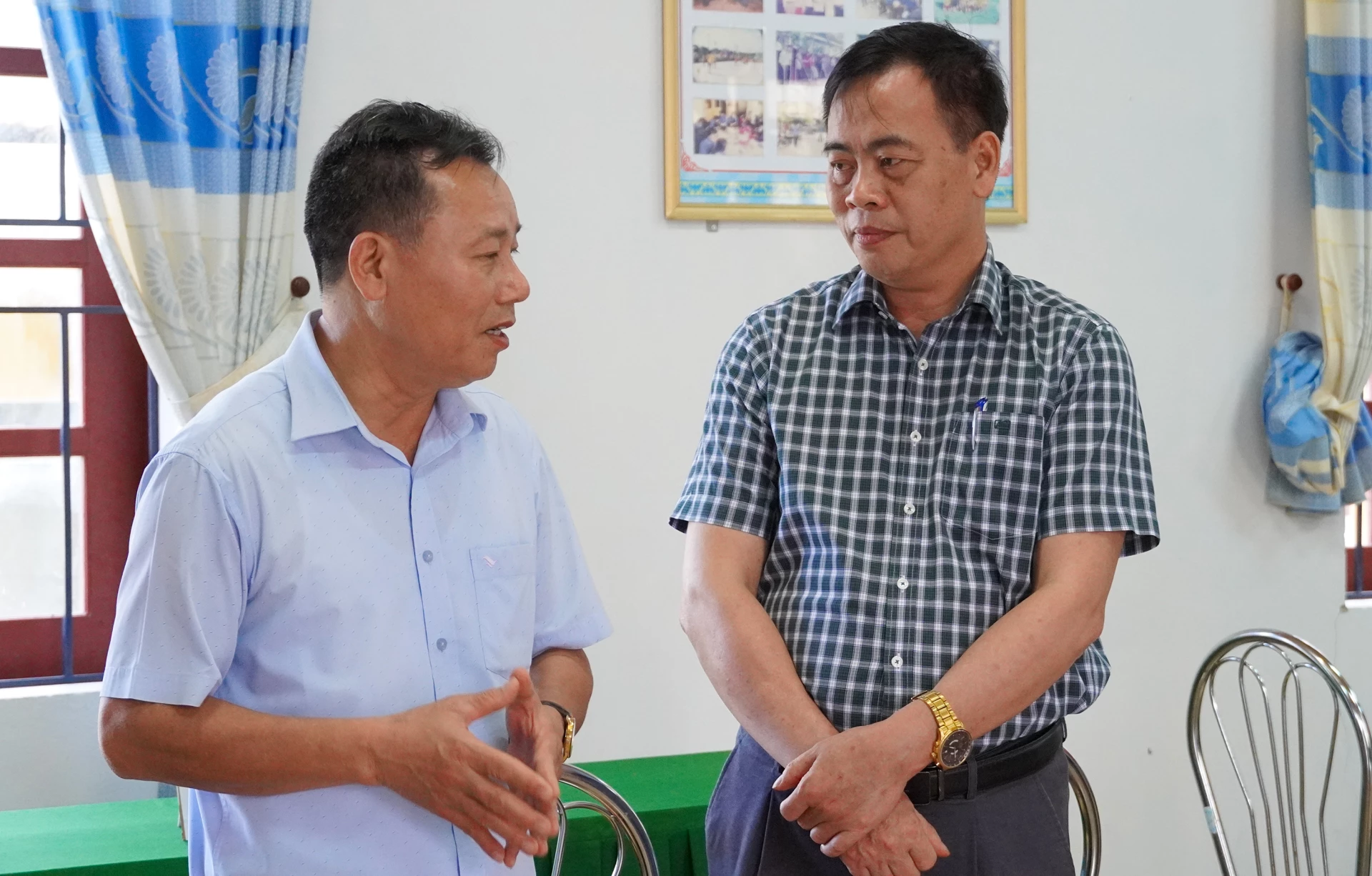 Đồng chí Nguyễn Đăng Quang, Phó Bí thư Tỉnh ủy, Chủ tịch HĐND tỉnh, Chủ tịch Ủy ban bầu cử tỉnh động viên thành viên tổ bầu cử khu phố 5, phường Ba Đồn - Ảnh: N.H