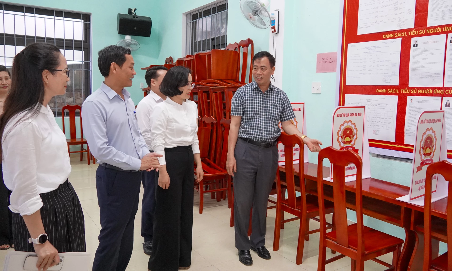 Đồng chí Nguyễn Đăng Quang, Phó Bí thư Tỉnh ủy, Chủ tịch HĐND tỉnh, Chủ tịch Ủy ban bầu cử tỉnh kiểm tra địa điểm tổ chức bầu cử tại tổ dân phố Minh Phượng, phường Bắc Gianh - Ảnh: N.H