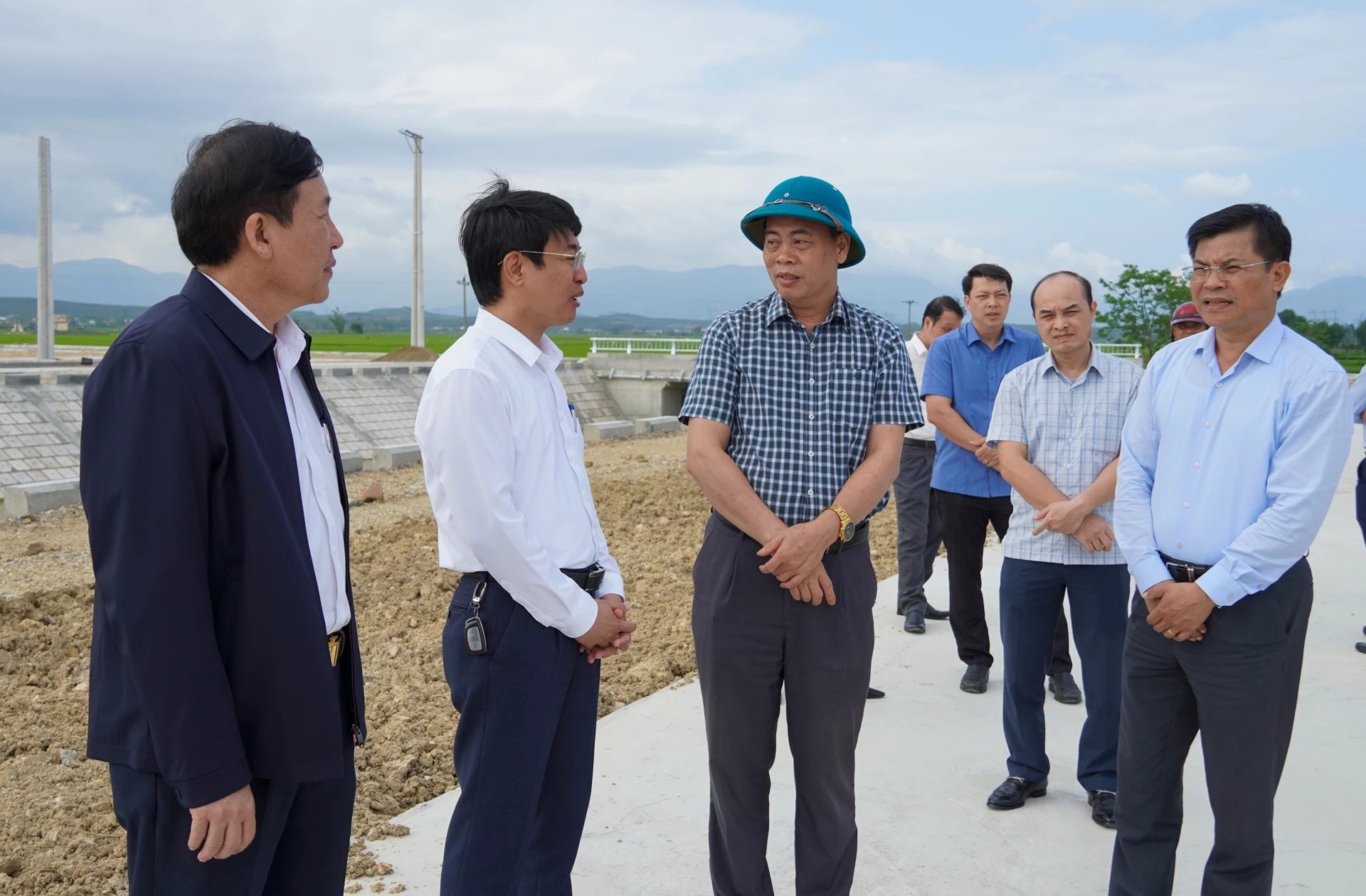 Đồng chí Nguyễn Đăng Quang, Phó Bí thư Tỉnh ủy, Chủ tịch HĐND tỉnh, Chủ tịch Ủy ban bầu cử tỉnh kiểm tra tiến độ thi công dự án khu tái định cư đường sắt tốc độ cao trên trục Bắc- Nam tại thôn Đông Dương (xã Quảng Trạch) - Ảnh: N.H