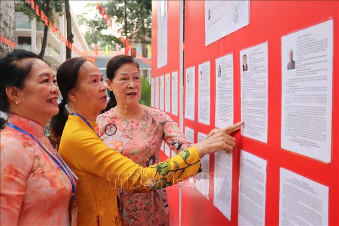 Người dân xem danh sách các ứng cử viên tại khu vực bỏ phiếu số 1, phường Xuân Hòa, TP. Hồ Chí Minh. Ảnh: Thanh Vũ/TTXVN