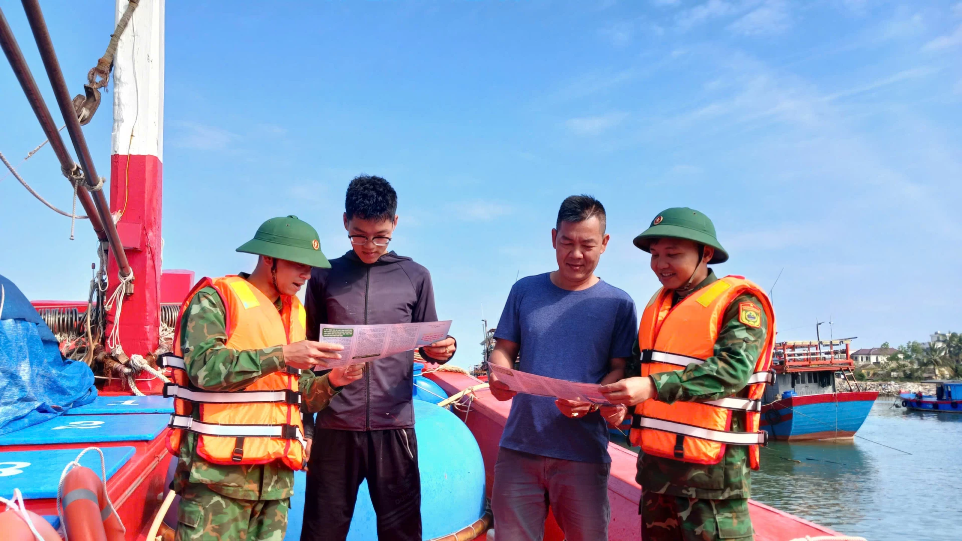 Lực lượng biên phòng tuyên truyền pháp luật cho ngư dân về khai thác thủy sản hợp pháp - Ảnh: N.B