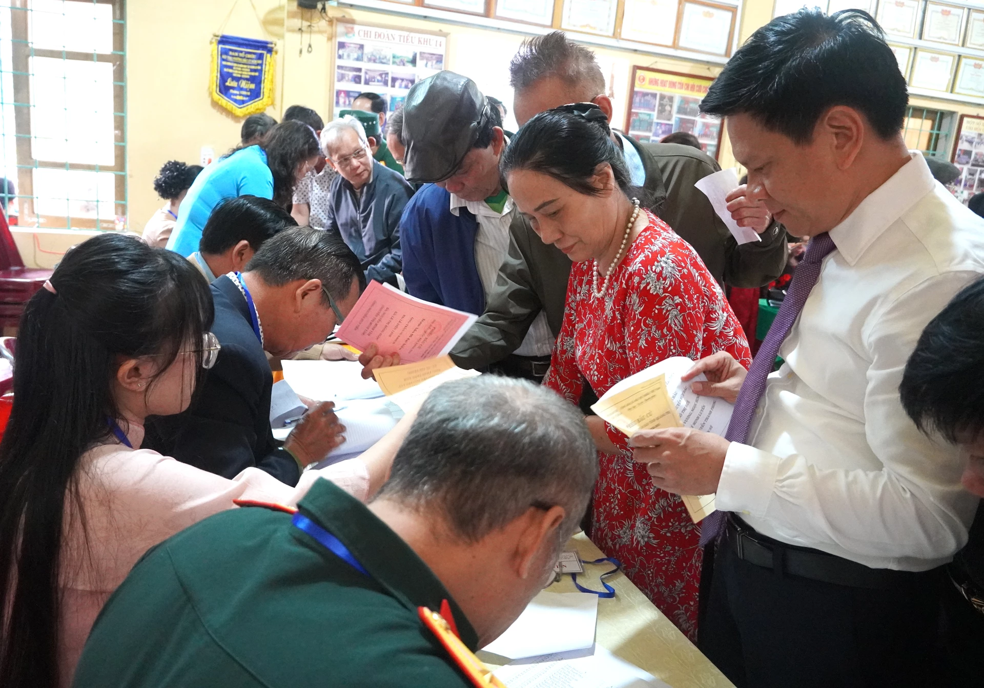 Đồng chí Chánh Văn phòng Tỉnh ủy Lê Vĩnh Thế nhận phiếu cùng cử tri phường Đồng Thuận - Ảnh: H.Tr