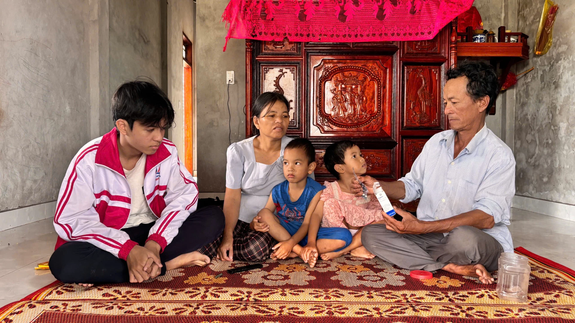 Chú thích ảnh: Bao khó khăn đổ dồn lên gia đình đáng thương của Việt - Ảnh: T.P