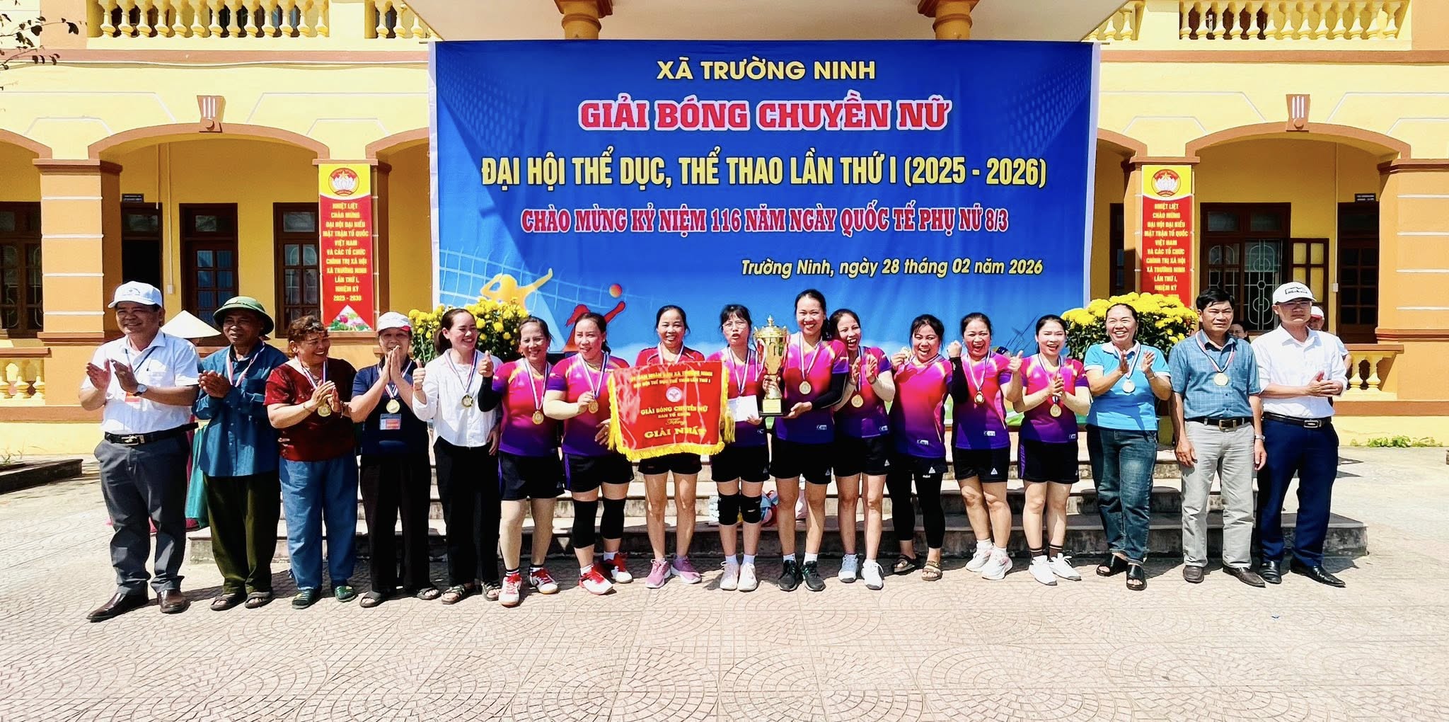 Giải Nhất được trao cho đội bóng thôn Xuân Dục 4