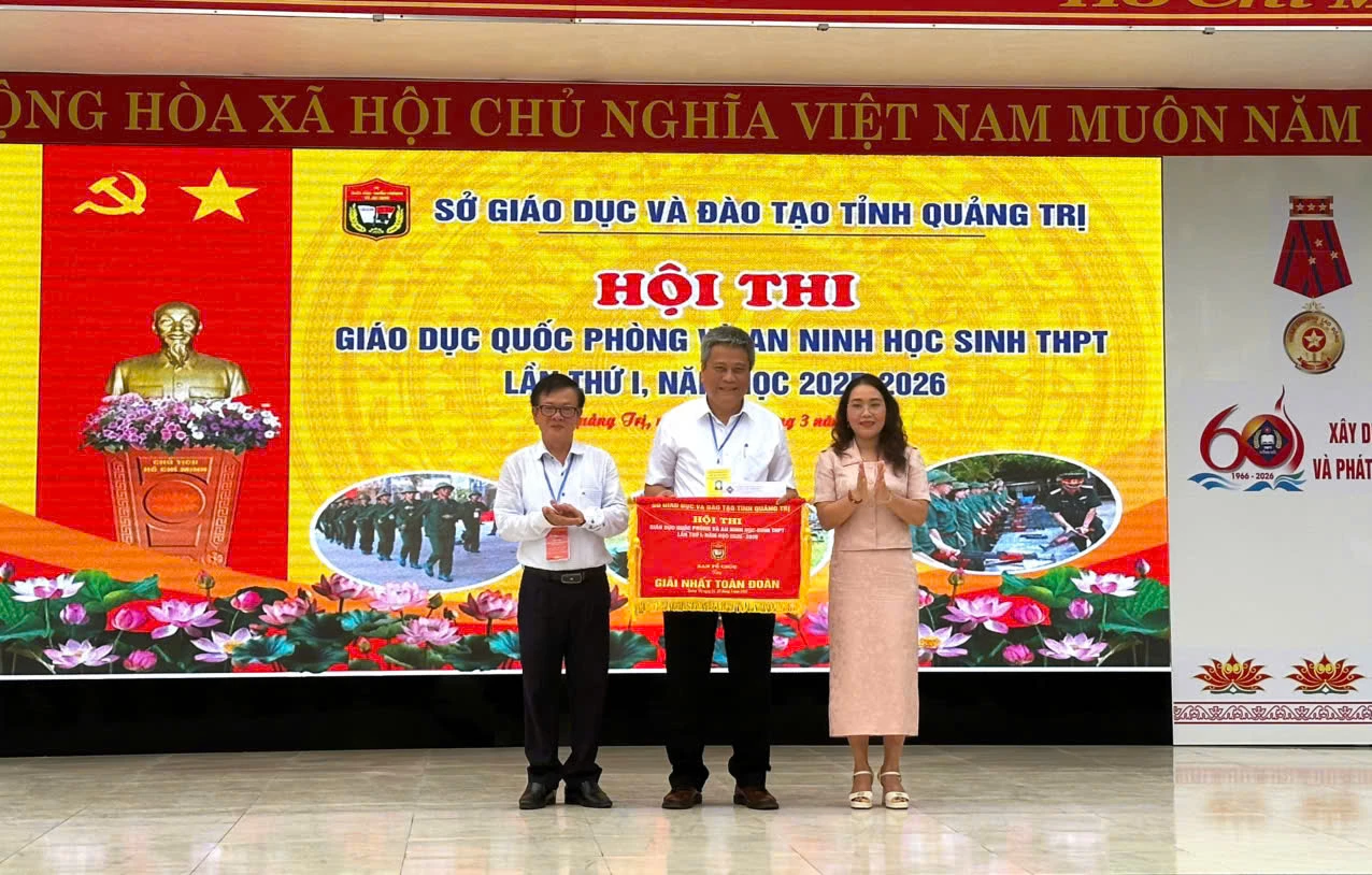 Ban tổ chức trao giải nhất toàn đoàn cho Trường THPT Hoàng Hoa Thám - Ảnh: Thùy Trang