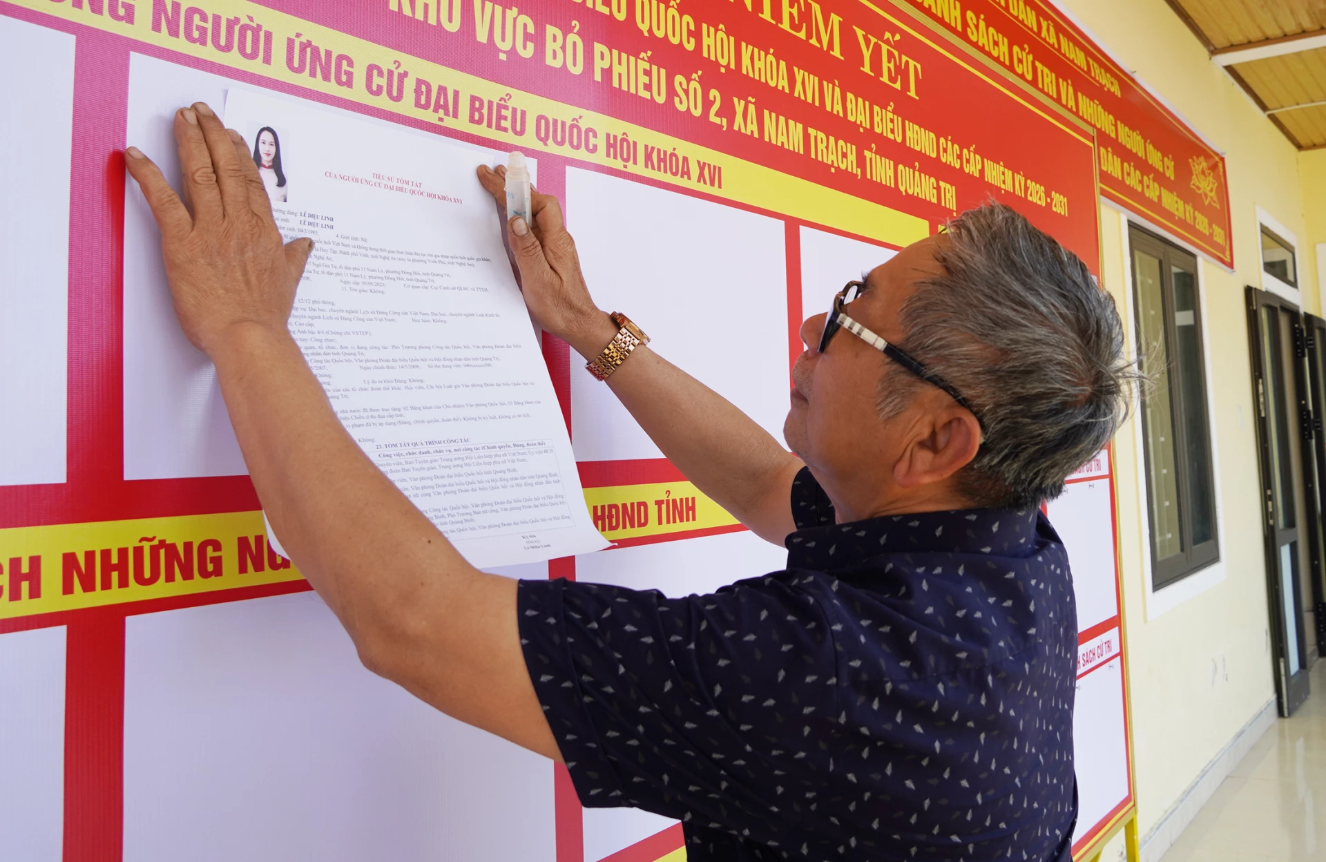 Danh sách người ứng cử được niêm yết ở vị trí trang trọng, Nhân dân dễ cập nhật, theo dõi-Ảnh: L.M