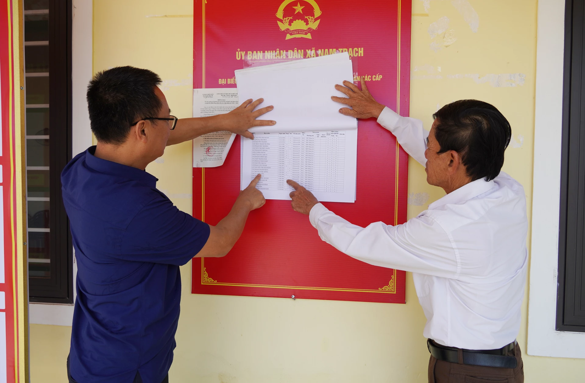 Cán bộ tổ dân phố 3, xã Nam Trạch kiểm tra, rà soát lại danh sách cử tri-Ảnh: L.M