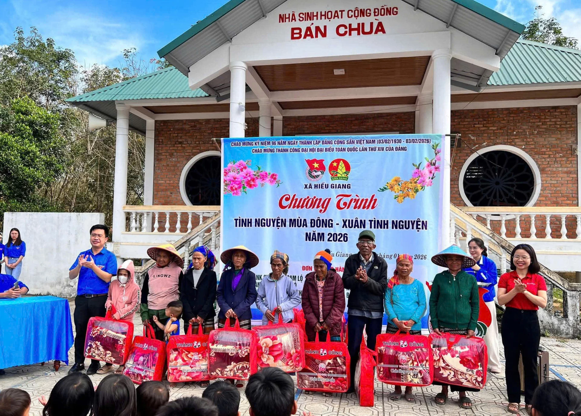 Xã đoàn Hiếu Giang tổ chức chương trình Xuân tình nguyện, tặng quà cho người dân ở bản Chùa, xã Hiếu Giang - Ảnh: N.T.H