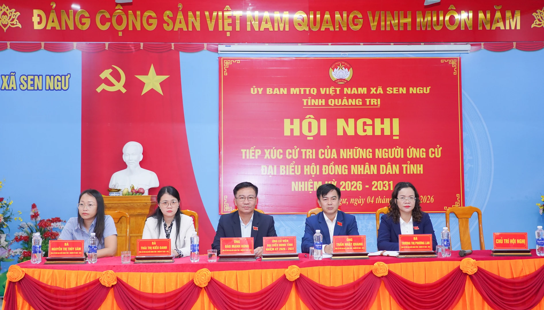 Các ứng cử viên đại biểu HĐND tỉnh nhiệm kỳ 2026-2031 tiếp xúc cử tri khu vực Hưng Thuỷ (cũ) thuộc xã Sen Ngư - Ảnh: L.T