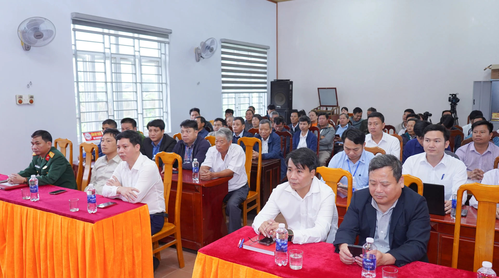 Cán bộ, cử tri xã Sen Ngư tham gia TXCT - Ảnh: L.T