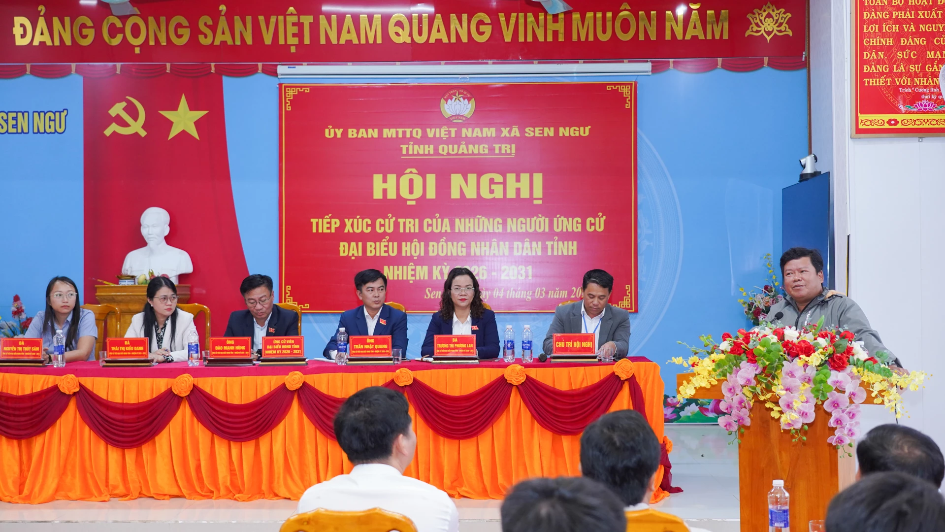 Cử tri khu vực Hưng Thuỷ (cũ), xã Sen Ngư kiến nghị nhiều vấn đề người dân quan tâm - Ảnh: L.T