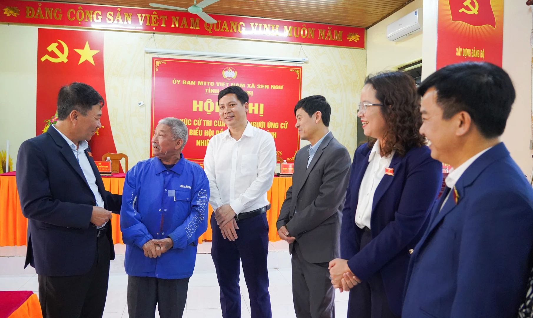 Các ứng cử viên đại biểu HĐND tỉnh nhiệm kỳ 2026-2031 trò chuyện với cử tri xã Sen Ngư - Ảnh: Lê Trường