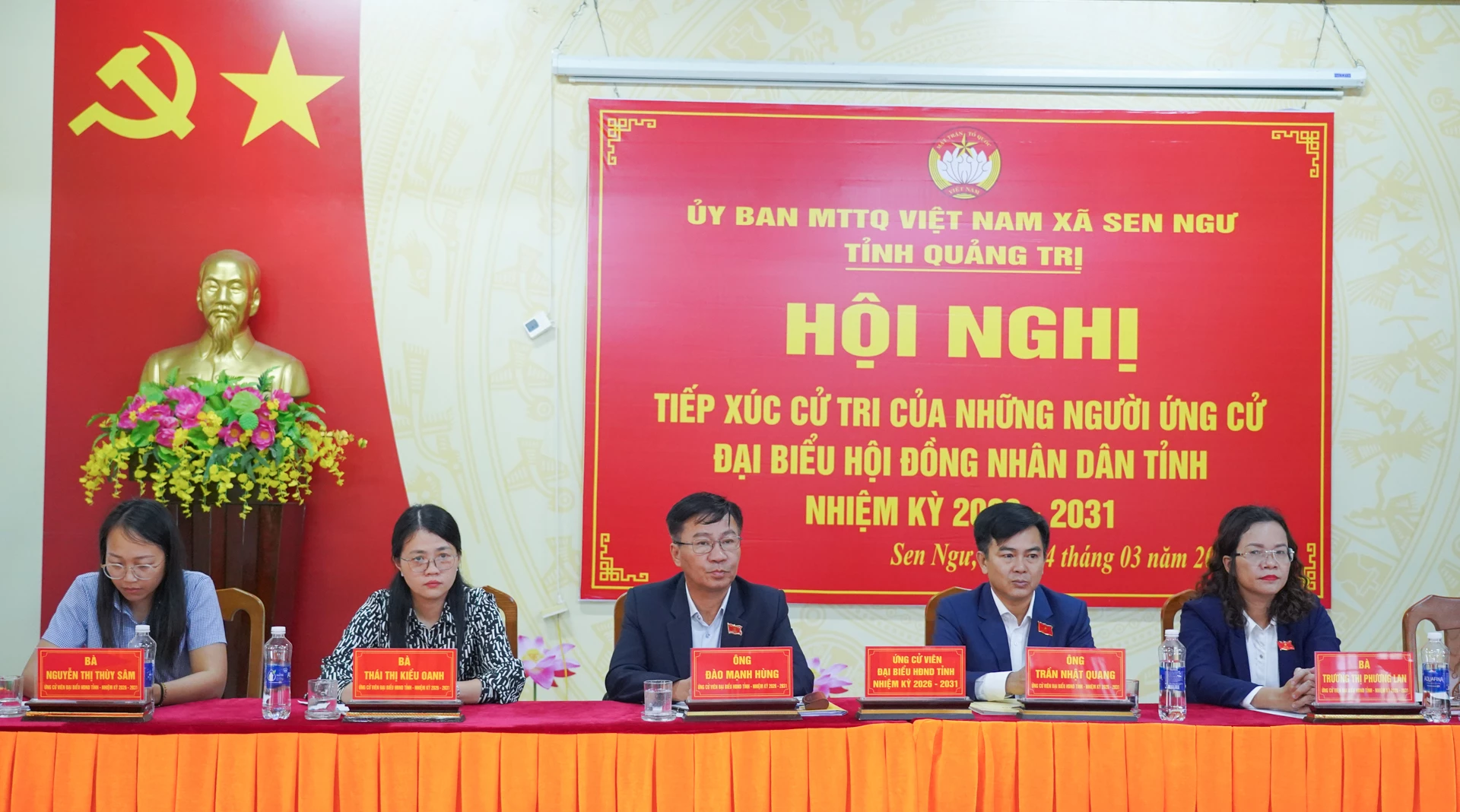 5 ứng cử viên đại biểu HĐND tỉnh nhiệm kỳ 2026-2031 tiếp xúc cử tri khu vực Sen Thuỷ và Ngư Thuỷ (cũ), xã Sen Ngư - Ảnh: Lê Trường