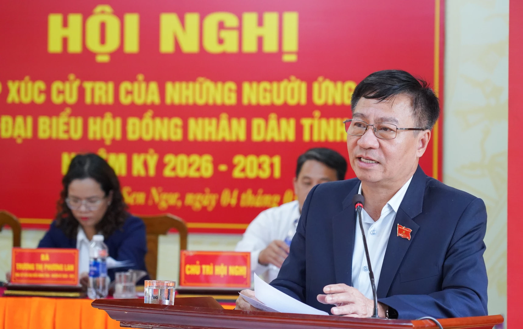 Thay mặt các ứng cử viên, ông Đào Mạnh Hùng, Ủy viên BTV Tỉnh ủy, Ủy viên BTV Đảng ủy các cơ quan Đảng tỉnh, Bí thư Đảng ủy, Phó Chủ tịch Thường trực Ủy ban MTTQ Việt Nam tỉnh trân trọng cảm ơn những ý kiến tâm huyết và trách nhiệm của cử tri xã Sen Ngư - Ảnh: Lê Trường