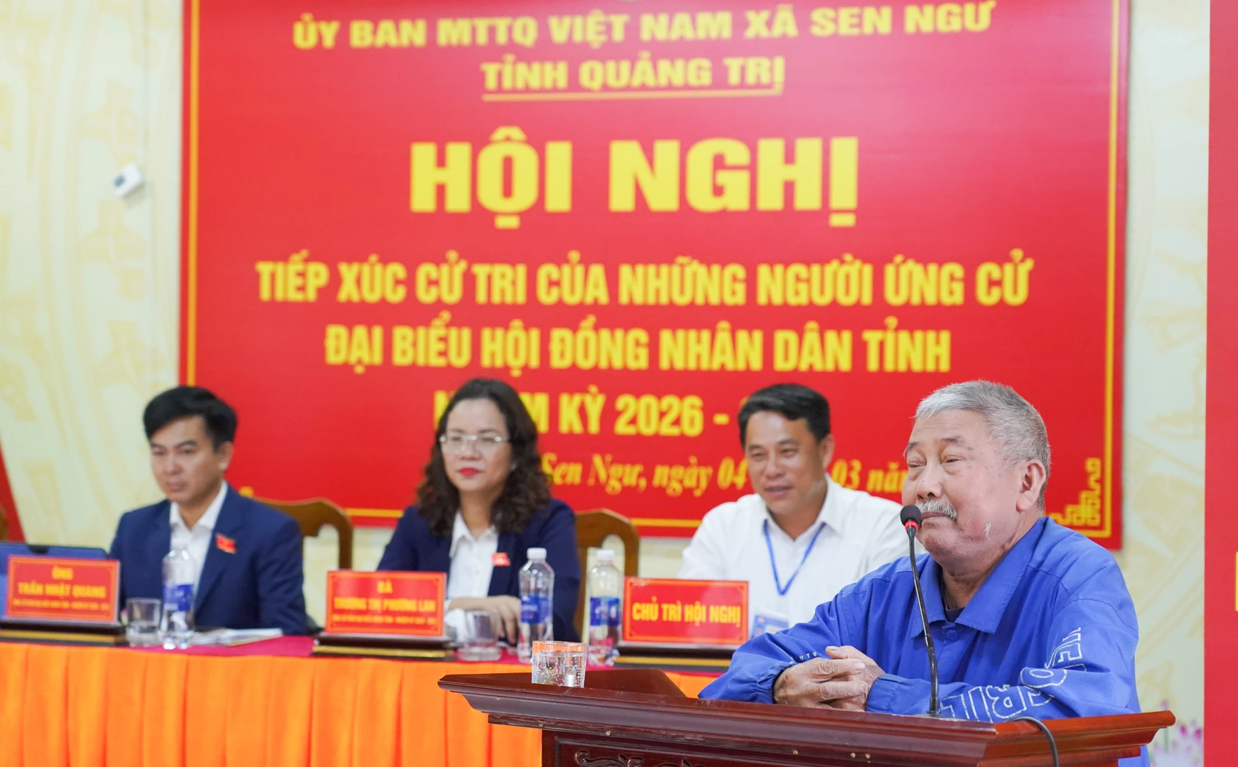 Cử tri xã Sen Ngư bày tỏ tâm tư nguyện vọng tại buổi tiếp xúc cử tri - Ảnh: Lê Trường