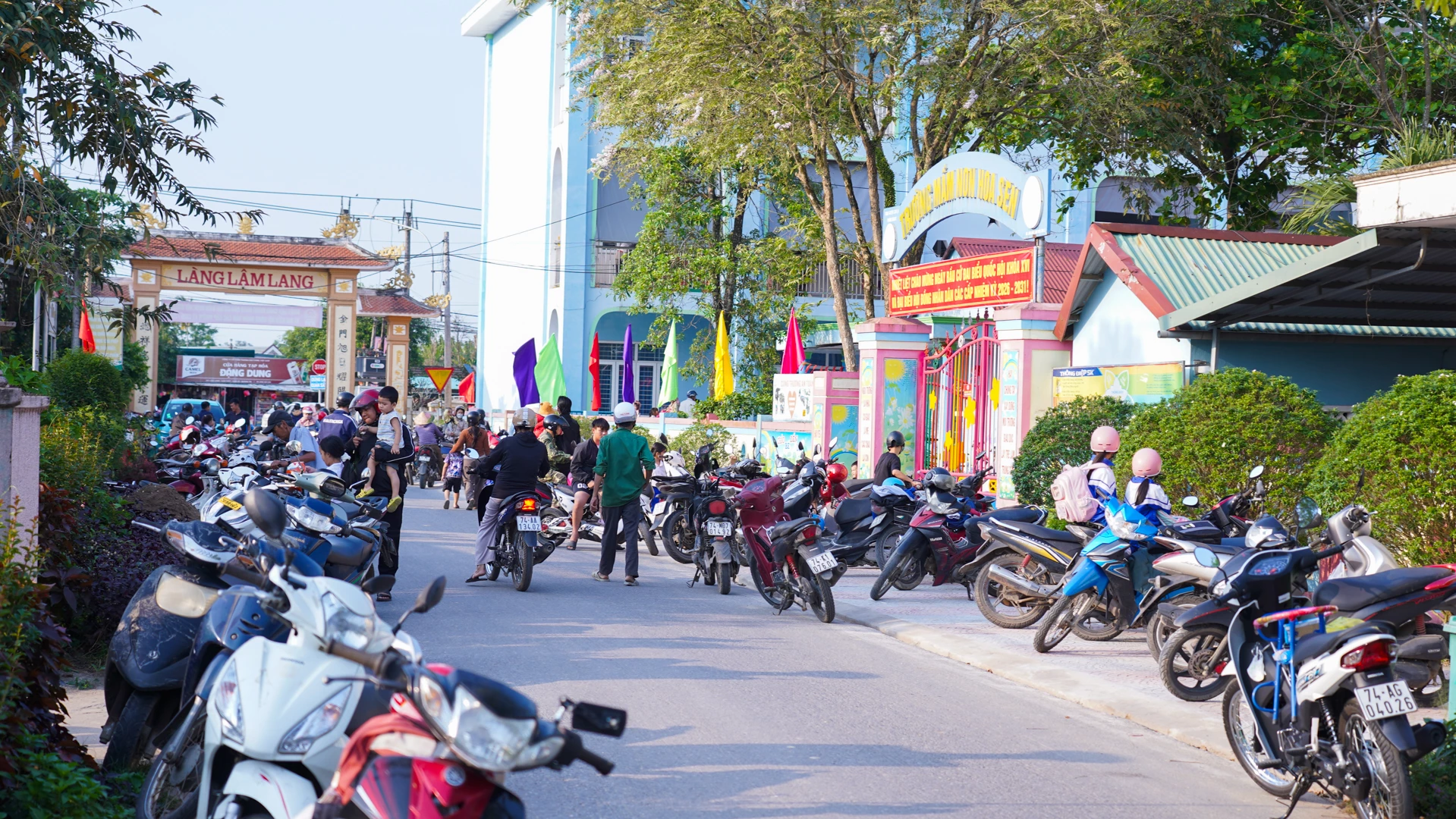 Giờ tan học trước cổng trường Mầm non Hoa Sen, xã Hiếu Giang khiến đoạn đường bị ách tắc do lượng phương tiện cá nhân đậu đỗ - Ảnh: L.T