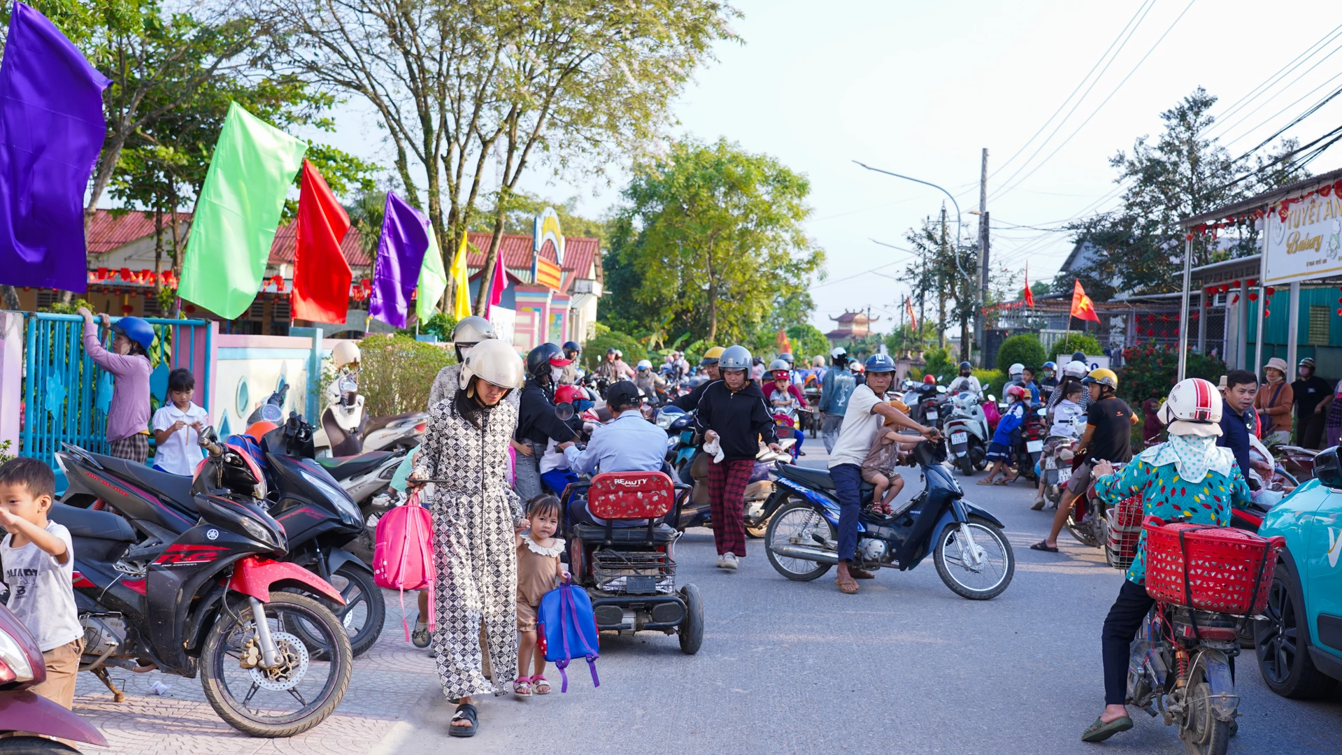 Việc đón trẻ trước Trường Mầm non Hoa Sen, xã Hiếu Giang khiến đoạn đường liên thôn nối ra tuyến tránh phía Bắc Đông Hà kẹt cứng vì ách tắc - Ảnh: L.T