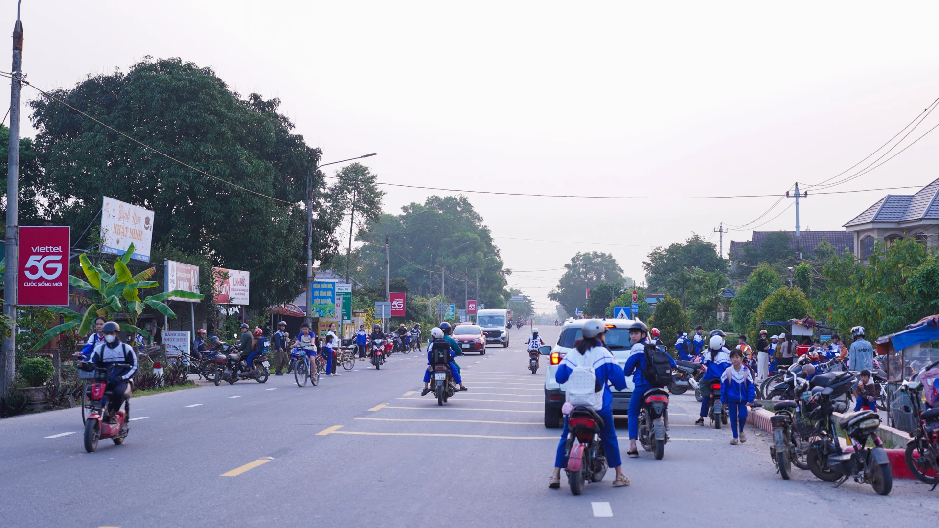 Việc xuất hiện các quầy hàng di động trước khu vực cổng trường làm cho nhiều học sinh và phụ huynh dừng đỗ ngay lòng lề đường để trao đổi mua bán tiềm ẩn nhiều nguy cơ mất ATGT - Ảnh: L.T