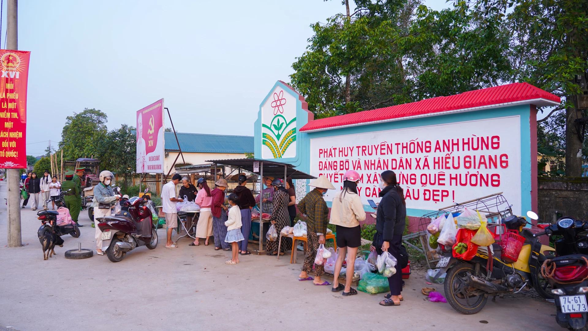 Nhiều hộ gia đình tận dụng hành lang ATGT trước cổng Trường Tiểu học và THCS Cam Thuỷ, xã Hiếu Giang để buôn bán - Ảnh: L.T