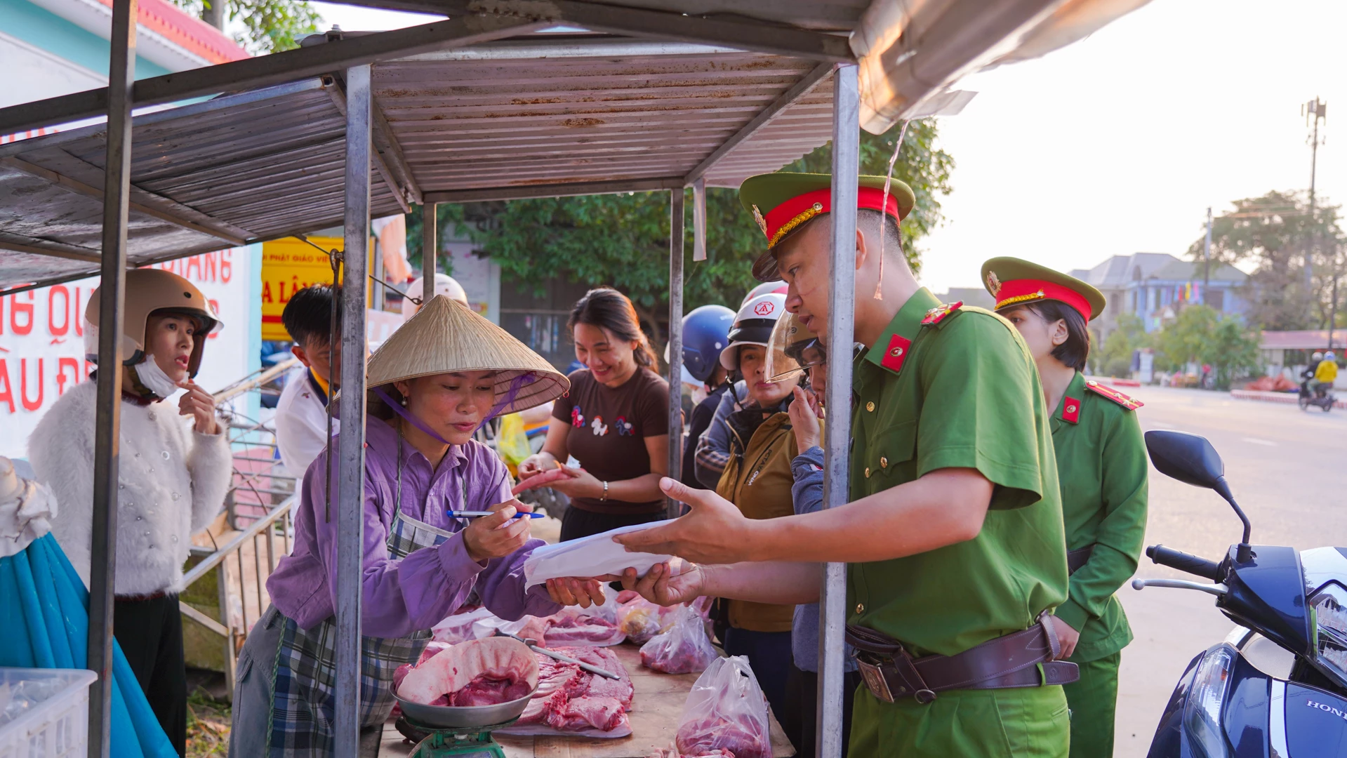 Nhiều hộ tự ý buôn bán trên hành lang ATGT trước cổng trường được nhắc nhở, ký cam kết nhưng vẫn tái phạm - Ảnh: L.T