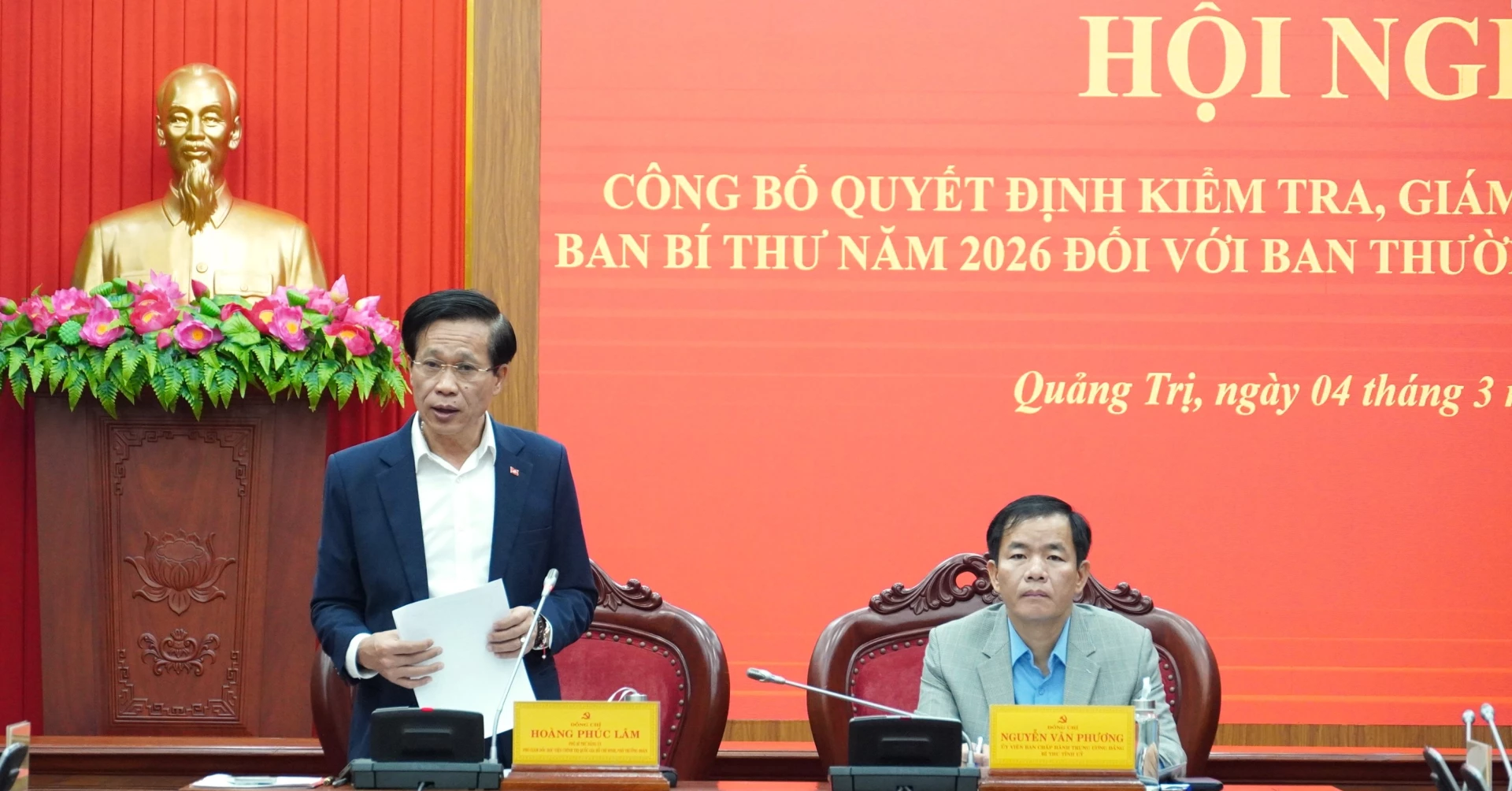 Đồng chí Hoàng Phúc Lâm, Phó Bí thư Đảng uỷ, Phó Giám đốc Học viện Chính trị quốc gia Hồ Chí Minh, Phó Trưởng đoàn phát biểu tại hội nghị - Ảnh: QV