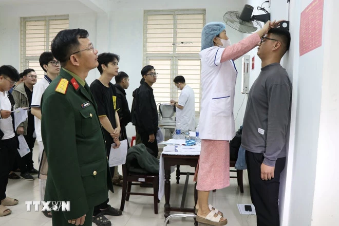 Lãnh đạo Ban Chỉ huy Phòng thủ khu vực 1- Hương Trà thành phố Huế giám sát toàn bộ quy trình khám tuyển quân trên địa bàn khu vực. (Ảnh: Mai Trang/TTXVN)