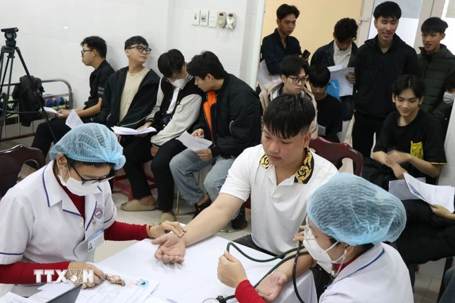 Khám tuyển quân tại thành phố Huế. (Ảnh: Mai Trang/TTXVN)