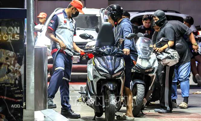 Người dân mua xăng tại trạm xăng ở Quezon, Philippines. Ảnh: THX/TTXVN