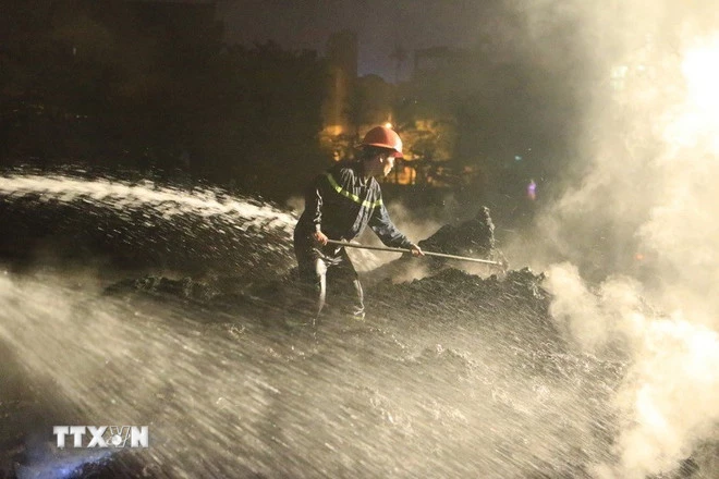 Cảnh sát PCCC nỗ lực phun nước dập lửa trong vụ cháy lớn nhà xưởng sản xuất nhựa tại phố Đại Linh (Hà Nội). (Ảnh: Doãn Tấn/TTXVN)