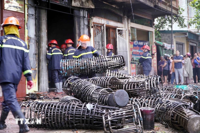 Cảnh sát PCCC&CNCH, Công an tỉnh Hưng Yên tại hiện trường vụ cháy ở số nhà 469, đường Long Hưng, tỉnh Hưng Yên). (Ảnh: Nguyễn Công Hải/TTXVN)