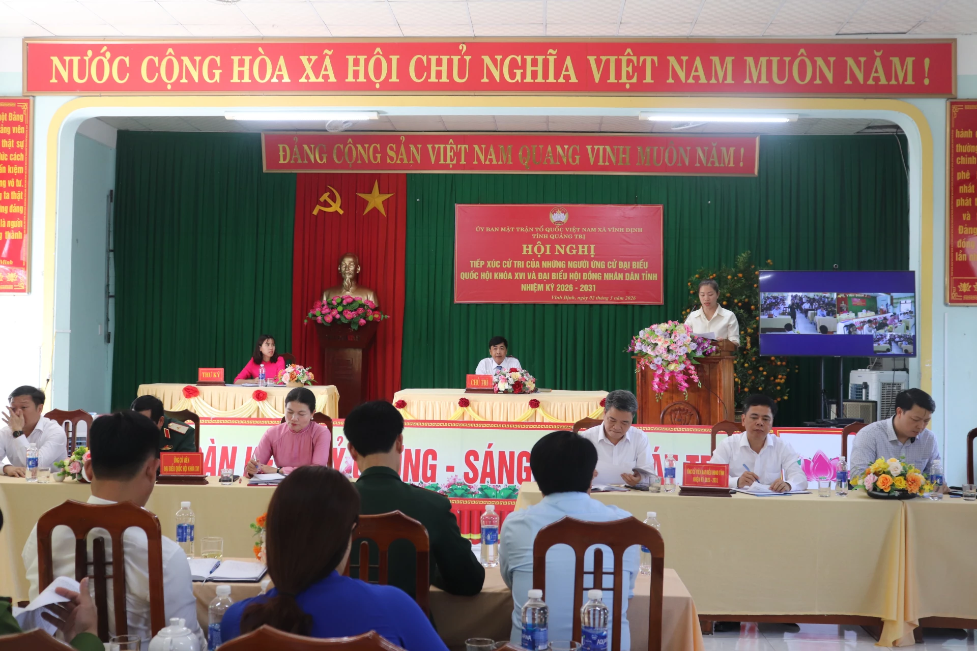 Cử tri xã Vĩnh Định bày đề xuất ứng cử viên ĐBQH quan tâm đến đời sống của các tầng lớp Nhân dân, đặc biệt là những người yếu thế - Ảnh: T.P