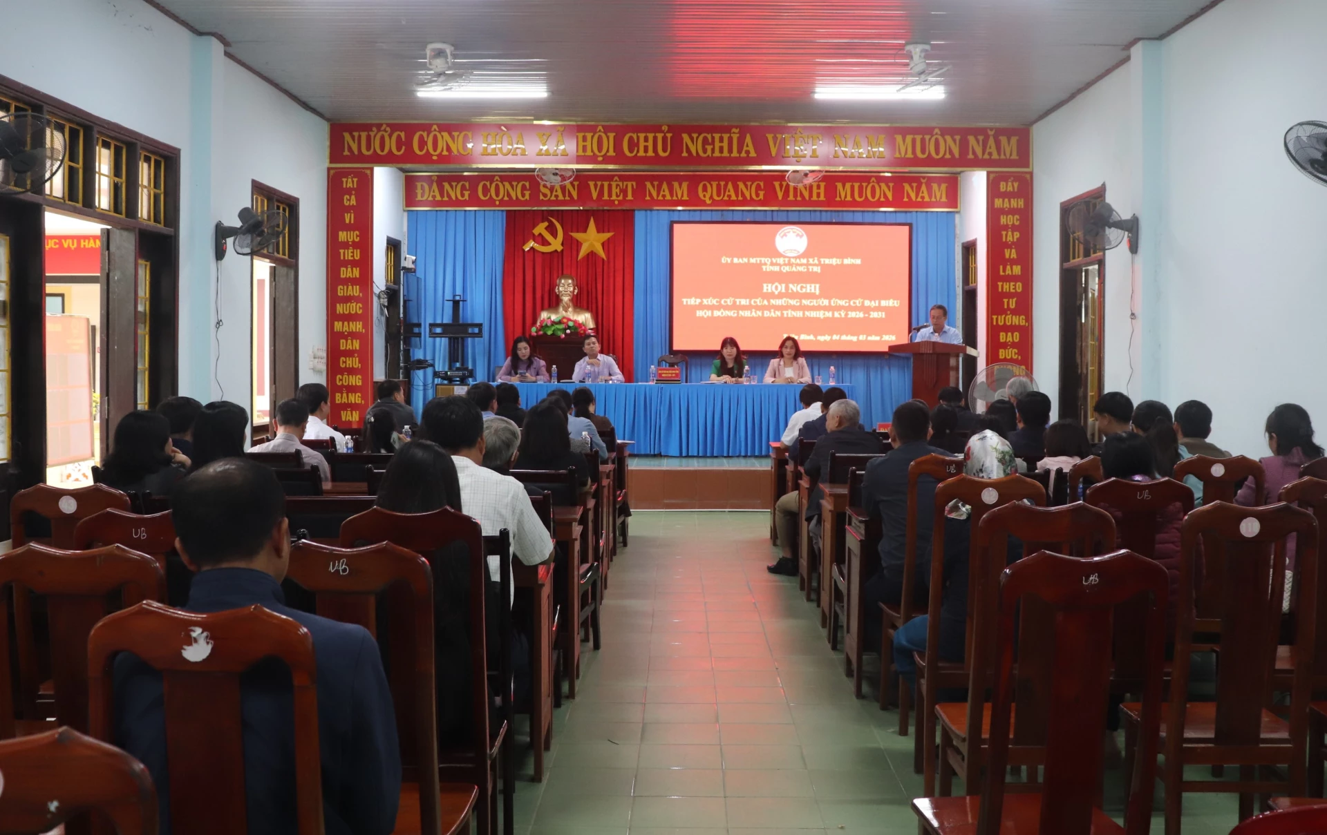 Đồng chí Nguyễn Trần Huy, TUV, Phó Chủ tịch HĐND tỉnh thay mặt những người ứng cử phát biểu trước cử tri - Ảnh: T.P