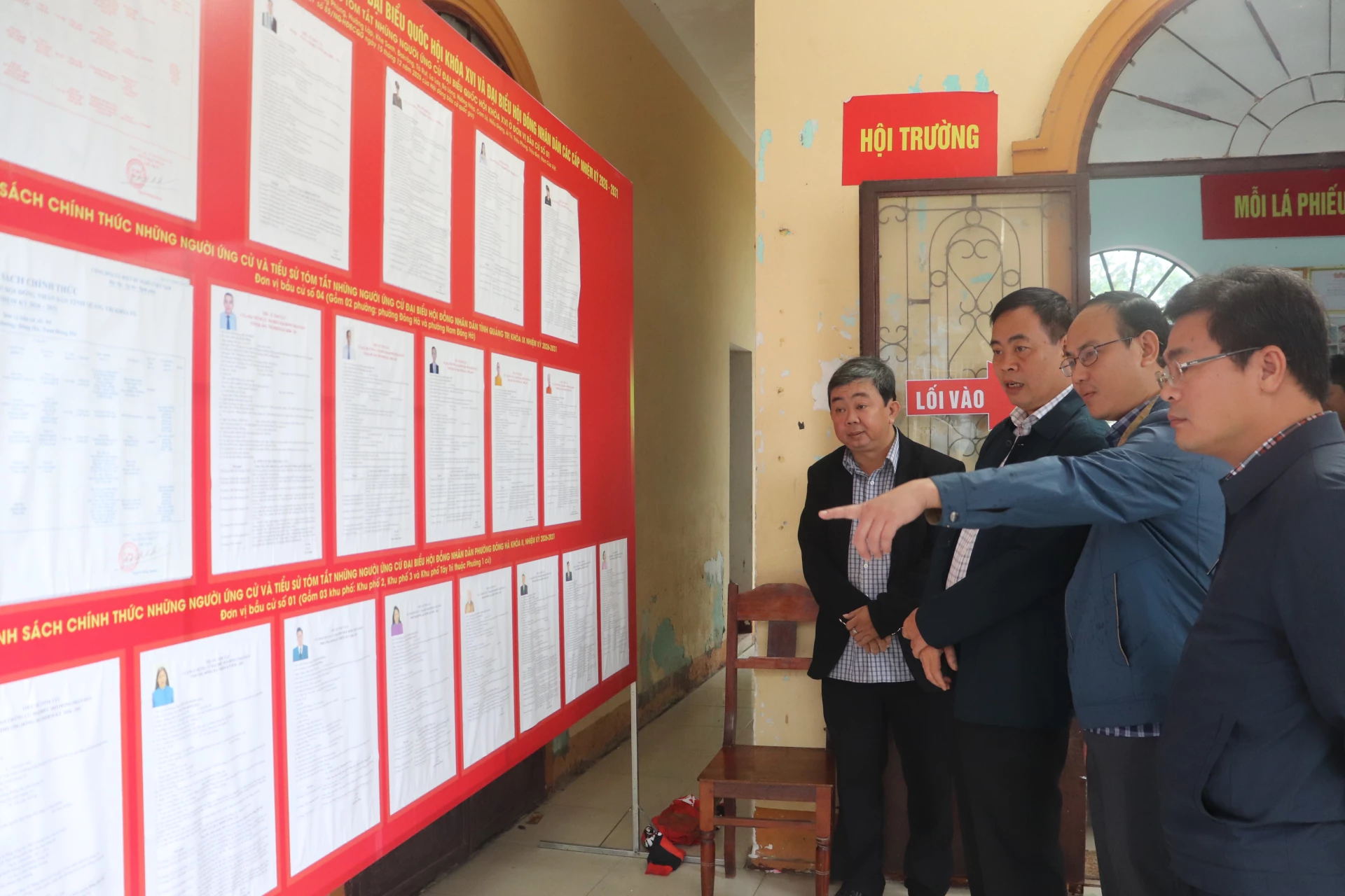 Đồng chí Nguyễn Đăng Quang, Phó Bí thư Tỉnh ủy, Chủ tịch HĐND tỉnh, Chủ tịch Ủy ban bầu cử tỉnh kiểm tra công tác chuẩn bị bầu cử tại điểm bầu cử trên địa bàn phường Đông Hà - Ảnh: T.P