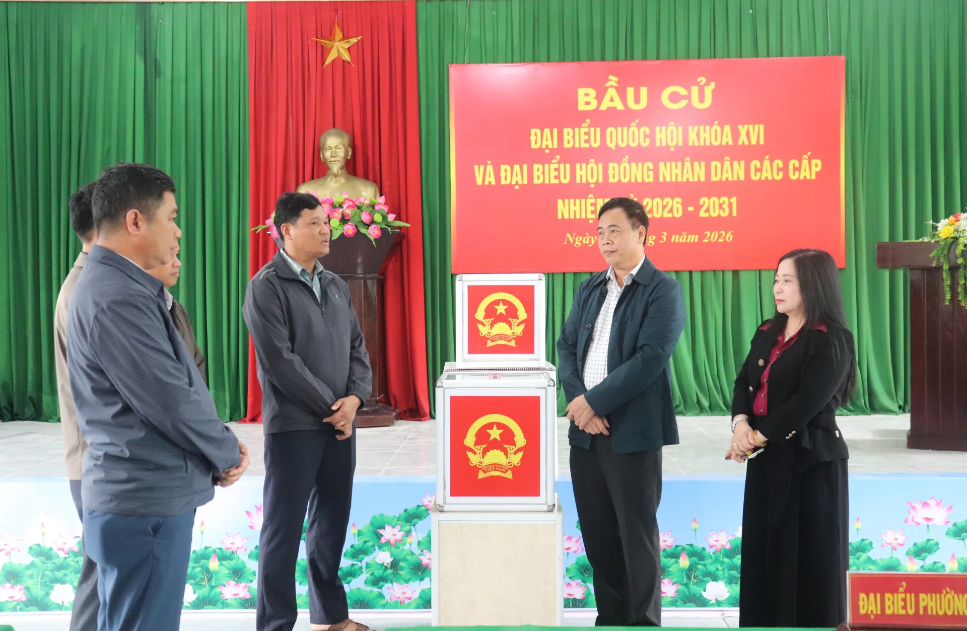 Đồng chí Nguyễn Đăng Quang, Phó Bí thư Tỉnh ủy, Chủ tịch HĐND tỉnh, Chủ tịch Ủy ban bầu cử tỉnh đề nghị ban bầu cử phường Nam Đông Hà kiểm tra, rà soát thật kỹ danh sách cử tri - Ảnh: T.P 