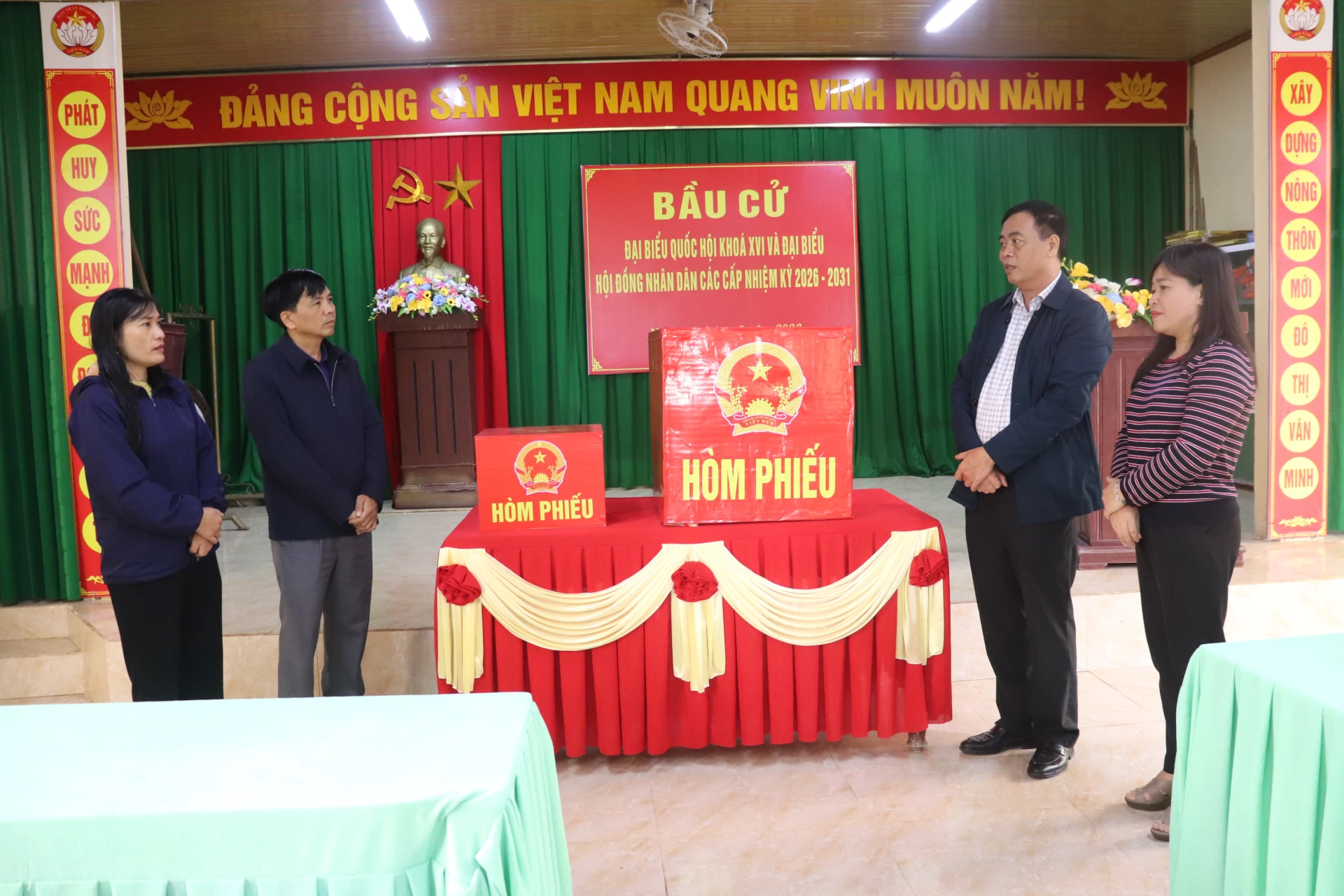 Đồng chí Nguyễn Đăng Quang, Phó Bí thư Tỉnh ủy, Chủ tịch HĐND tỉnh, Chủ tịch Ủy ban bầu cử tỉnh kiểm tra công tác chuẩn bị bầu cử tại điểm bầu cử trên địa bàn phường Quảng Trị - Ảnh: T.P
