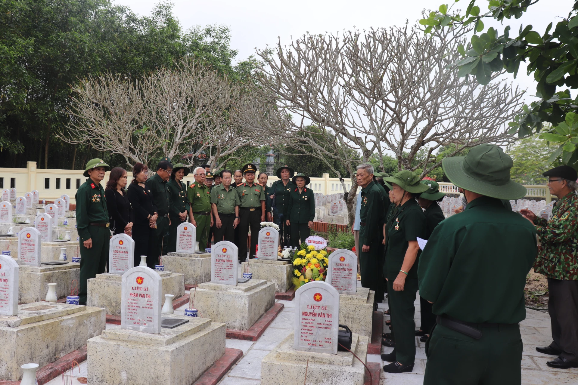 Lễ cất bốc và đưa hài cốt liệt sĩ Bùi Văn Thữa được tổ chức trang trọng, chu đáo - Ảnh: T.P