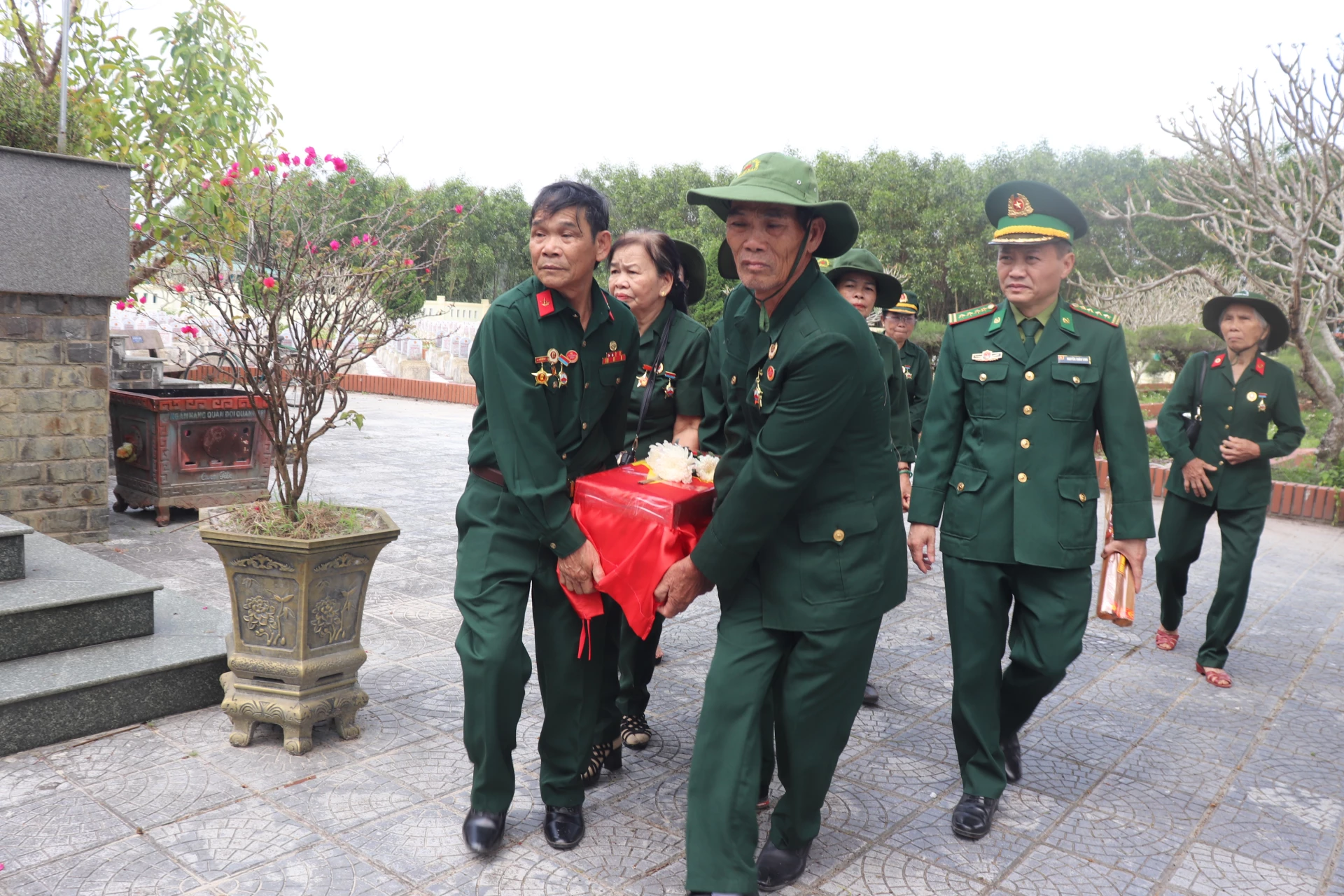 Lễ cất bốc và đưa hài cốt liệt sĩ Bùi Văn Thữa được tổ chức trang trọng, chu đáo - Ảnh: T.P
Đây là việc làm thể hiện nghĩa cử “uống nước nhớ nguồn” và tri ân những cống hiến, hy sinh vì Tổ quốc của liệt sĩ Bùi Văn Thữa - Ảnh: T.P