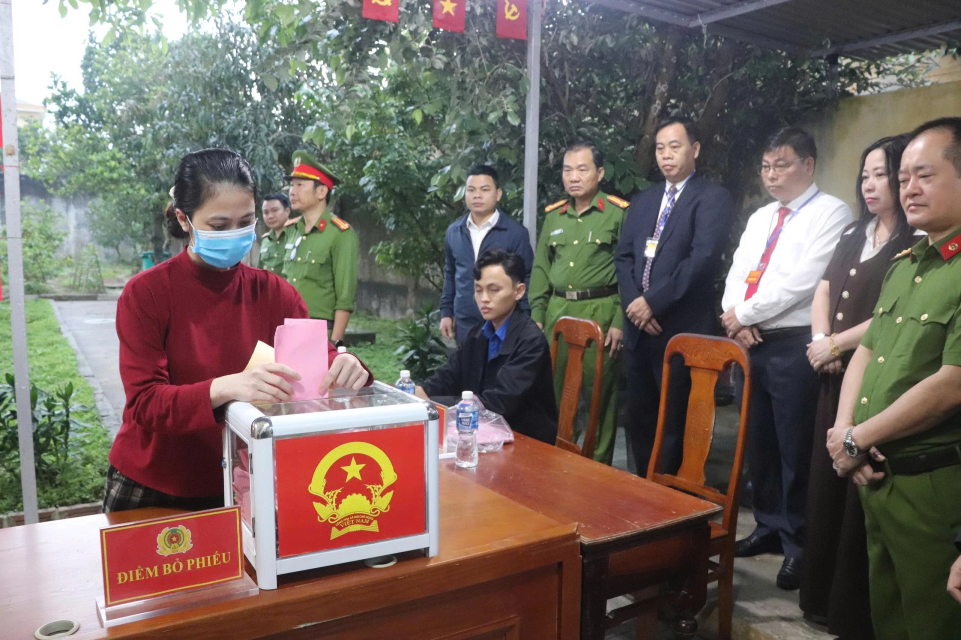 Đồng chí Nguyễn Đăng Quang, Phó Bí thư Tỉnh ủy, Chủ tịch HĐND tỉnh cùng các thành viên Ủy ban bầu cử tỉnh, lãnh đạo phường Nam Đông Hà kiểm tra công tác bỏ phiếu tại Trại tạm giam số 1, Công an tỉnh thuộc tổ bầu cử số 32, phường Nam Đông Hà - Ảnh: T.P