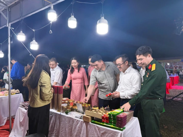 Sôi động phiên chợ sản phẩm OCOP và nông sản Quảng Trị